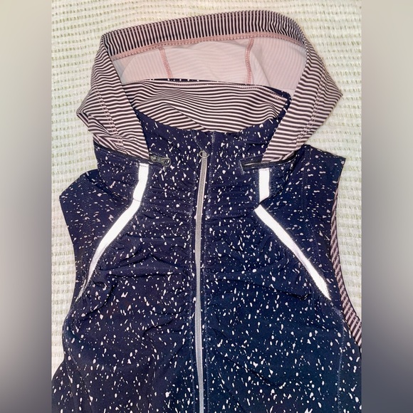 Lululemon Go The Distance vest with reflective elements Size 4, Like New - Picture 5 of 9